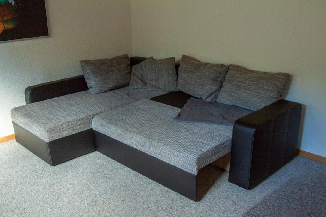 Ausziehbare Schlafcouch im Wohnzimmer