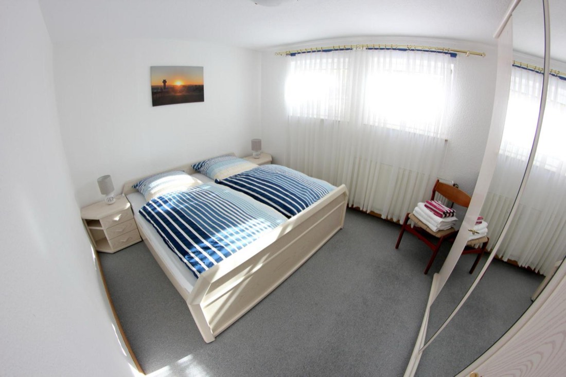 Schlafzimmer mit Doppelbett und Kleiderschrank